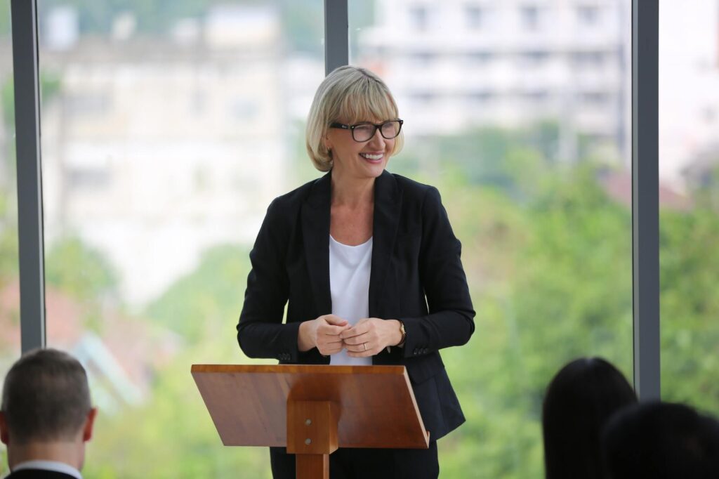 Speaker giving a presentation to an audience – Business Coaching Vienna