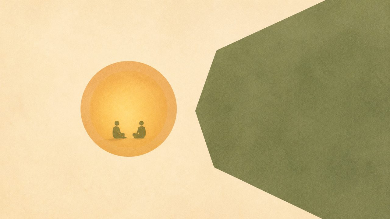 Illustration zweier Figuren in einem warmen Kreis, den eine große kühle Fläche von außen nicht berührt – Sinnbild für Vertraulichkeit gegenüber dem Arbeitgeber