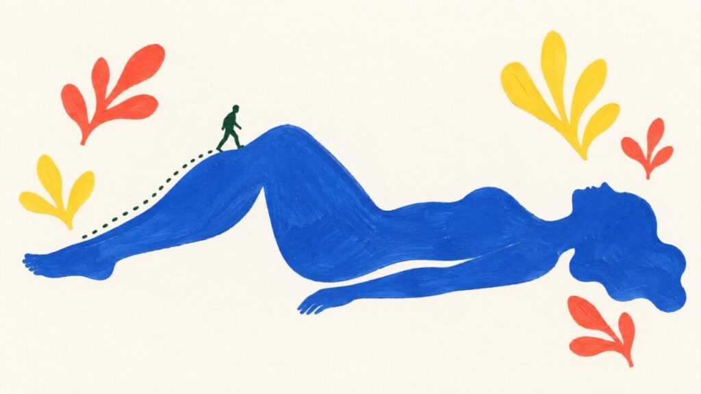 Illustration im Scherenschnitt-Stil: Eine winzige grüne Figur wandert über den Körper einer liegenden Frau von den Füßen zum Kopf, Sinnbild für den Body Scan