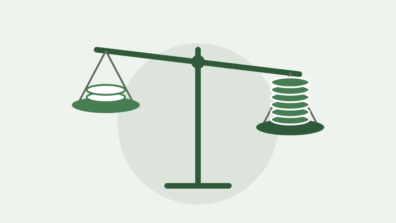 Kosten der Mediation im Vergleich zum Gerichtsverfahren: eine Waage mit Münzen